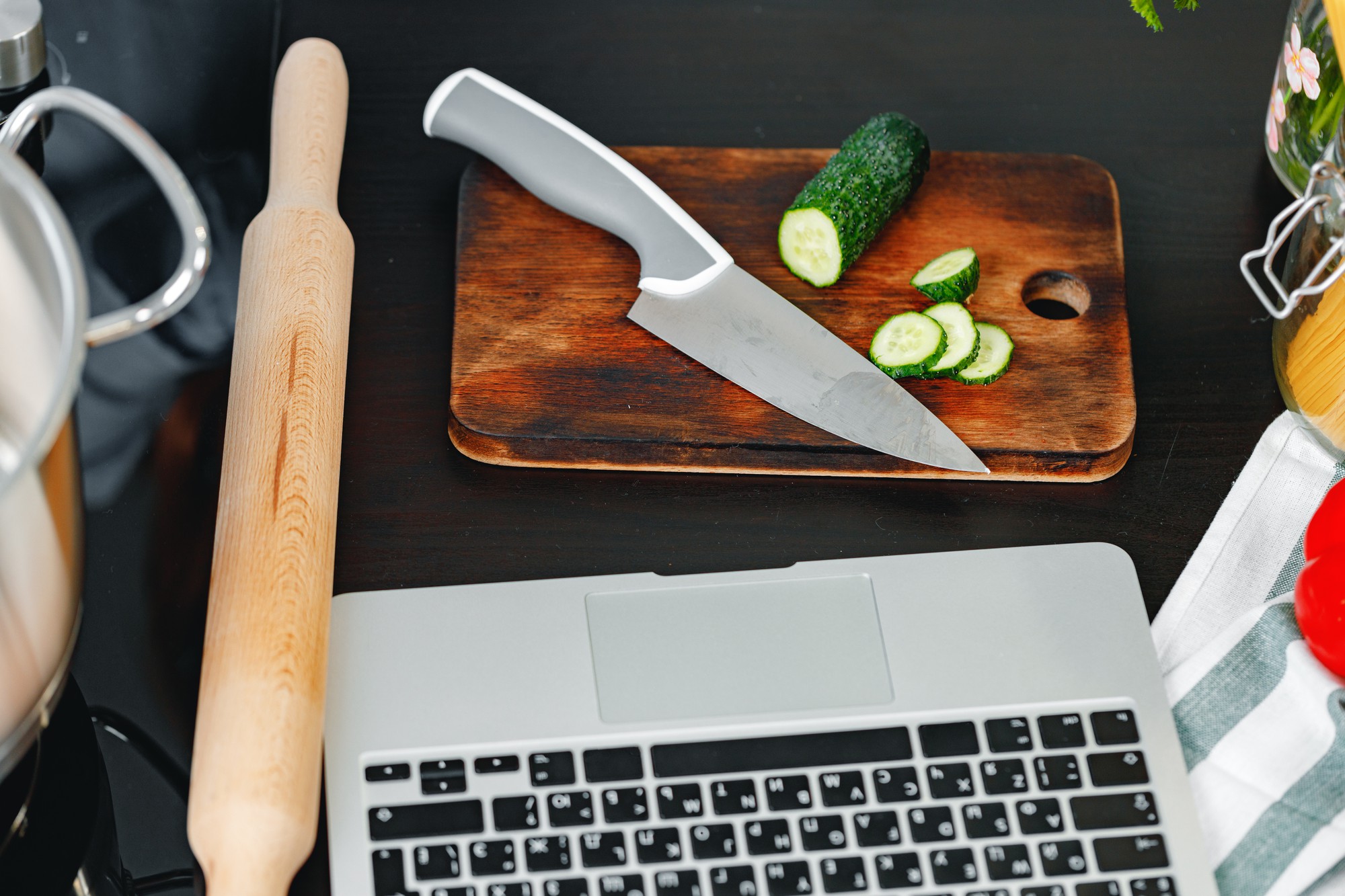 Postazione di lavoro con taglieri e utensili